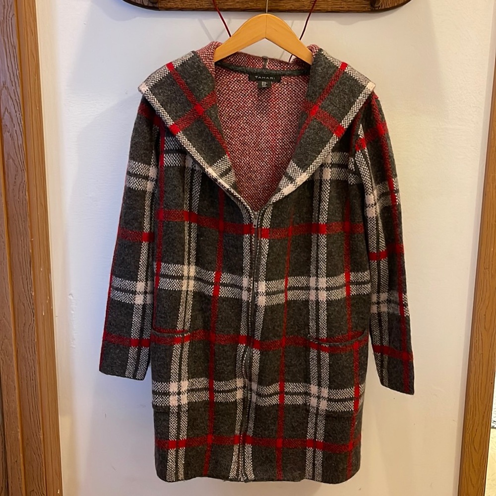 Tahari size medium/ grays and red